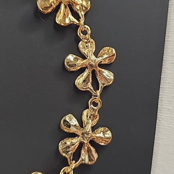 Flower Petal Necklace & Earring Set in Shimmering Iridescent White w Crystal - Picture 4 of 6